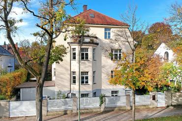 Stylishly renovated 3.5-room apartment with original details in listed old villa