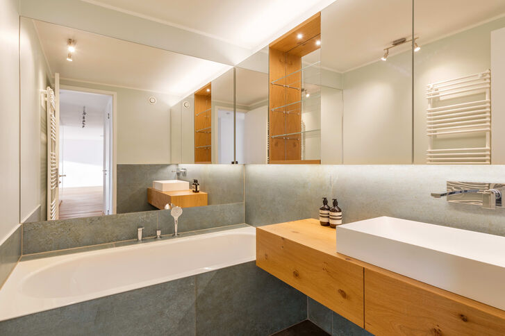 Badezimmer mit hochwertigen Schreinereinbauten