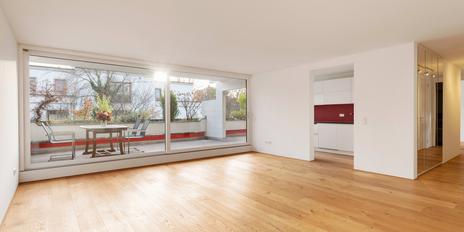 Stilvoll renovierte 3-Zimmer-Wohnung mit großer Balkonterrasse am Schwabinger Bach