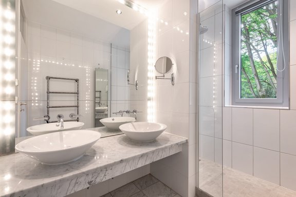 Stilvolles Marmorbad