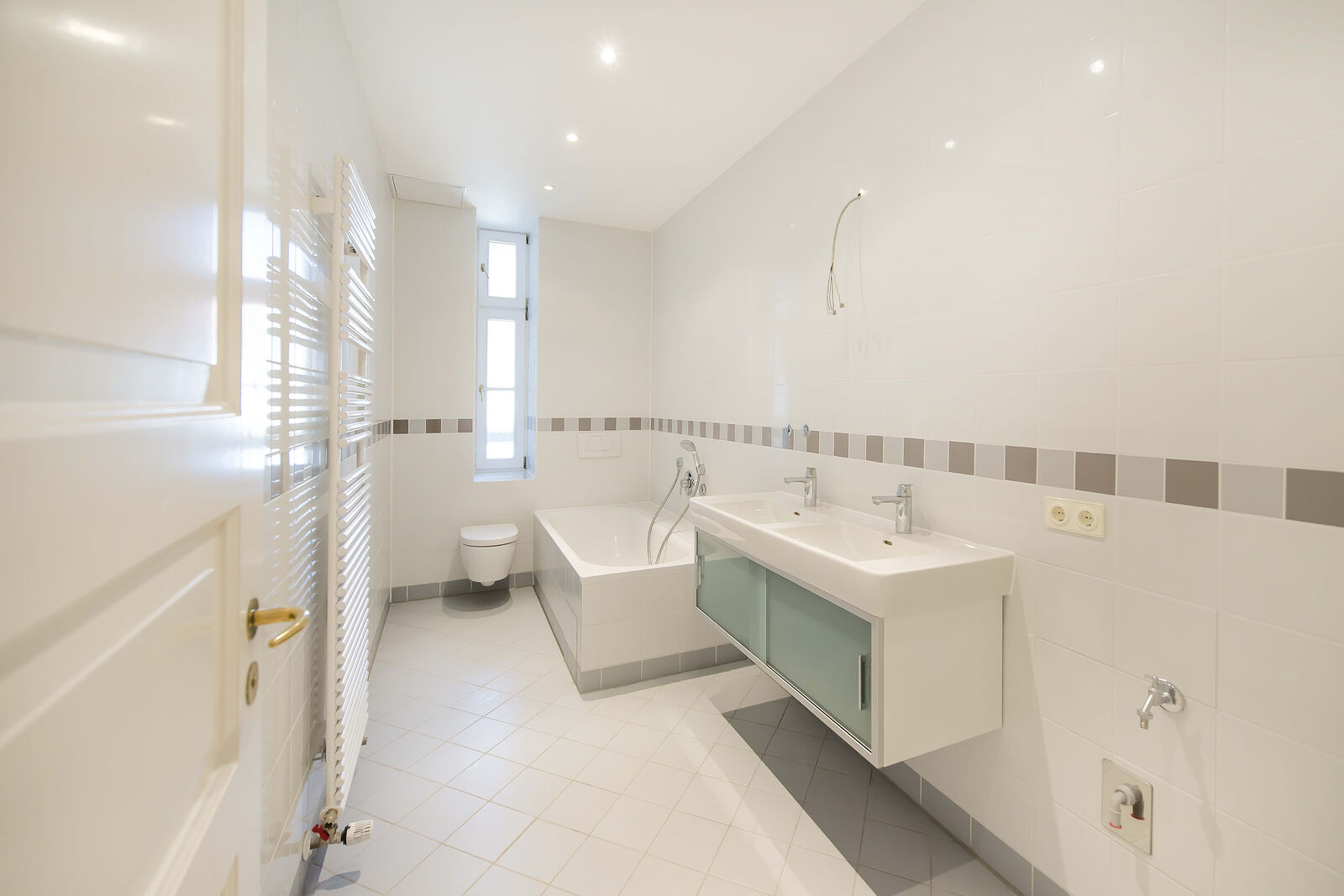 Modernes Badezimmer