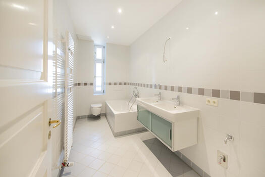 Modernes Badezimmer
