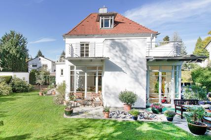 Stilvoll renovierter Altbau von 1935 mit modernem Wohnambiente und herrlichem Südwest-Garten