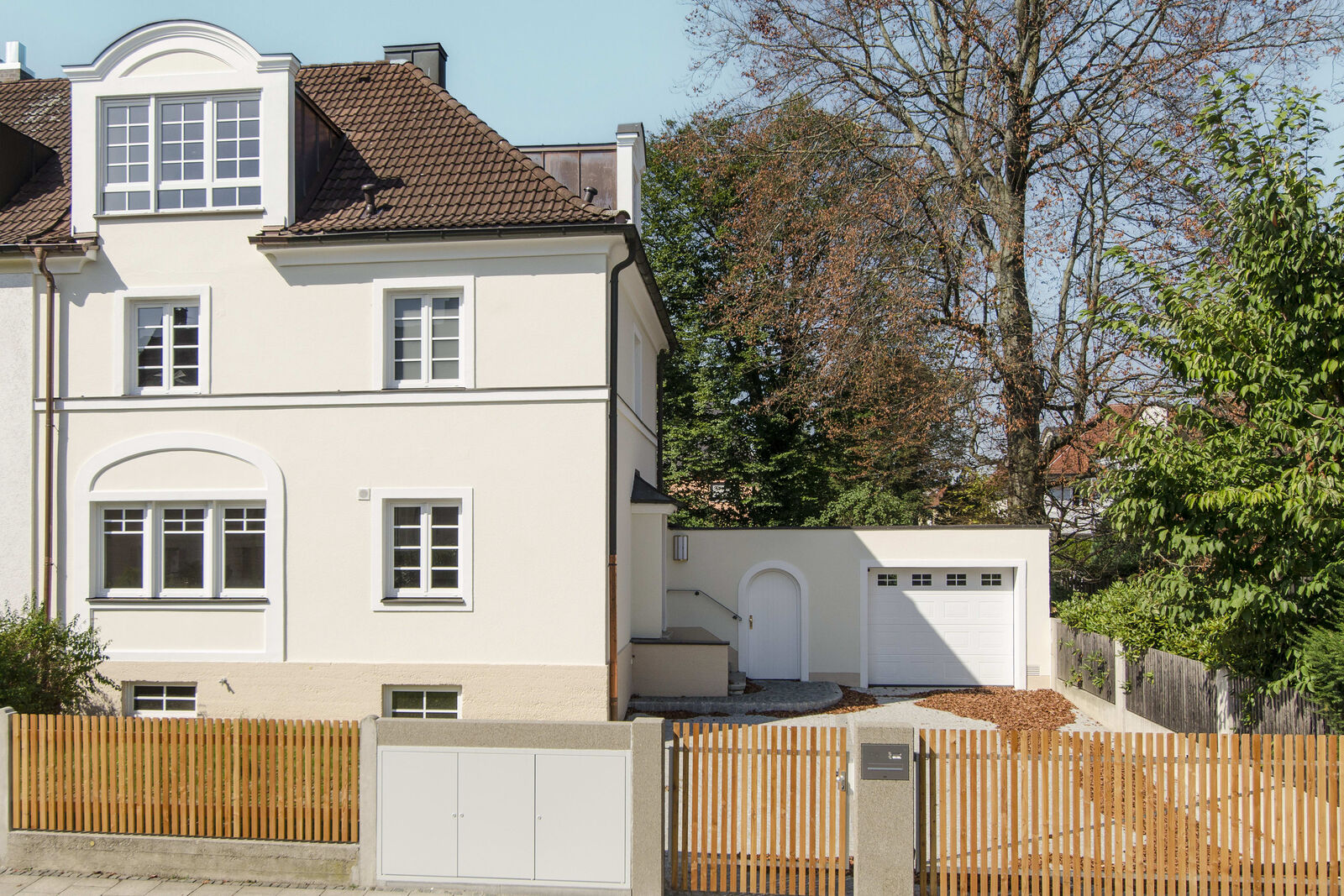 Hausansicht (Herbst)