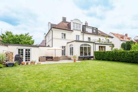 Stylishly renovated villa half from 1932 with southwest garden