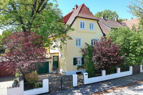 Stilvoll saniertes, sehr charmantes Stadthaus von 1912 mit historischen Details und Südwest-Garten