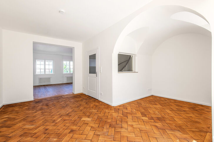 Wohnzimmer mit angrenzender Wohnküche