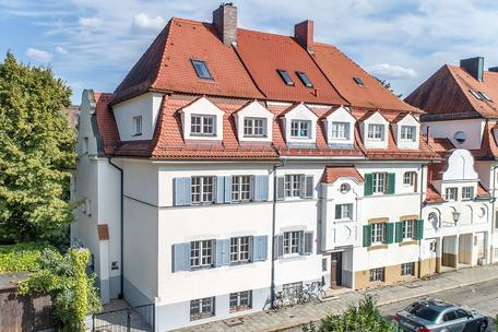 Stylishly renovated townhouse from 1912 with garden in prime location