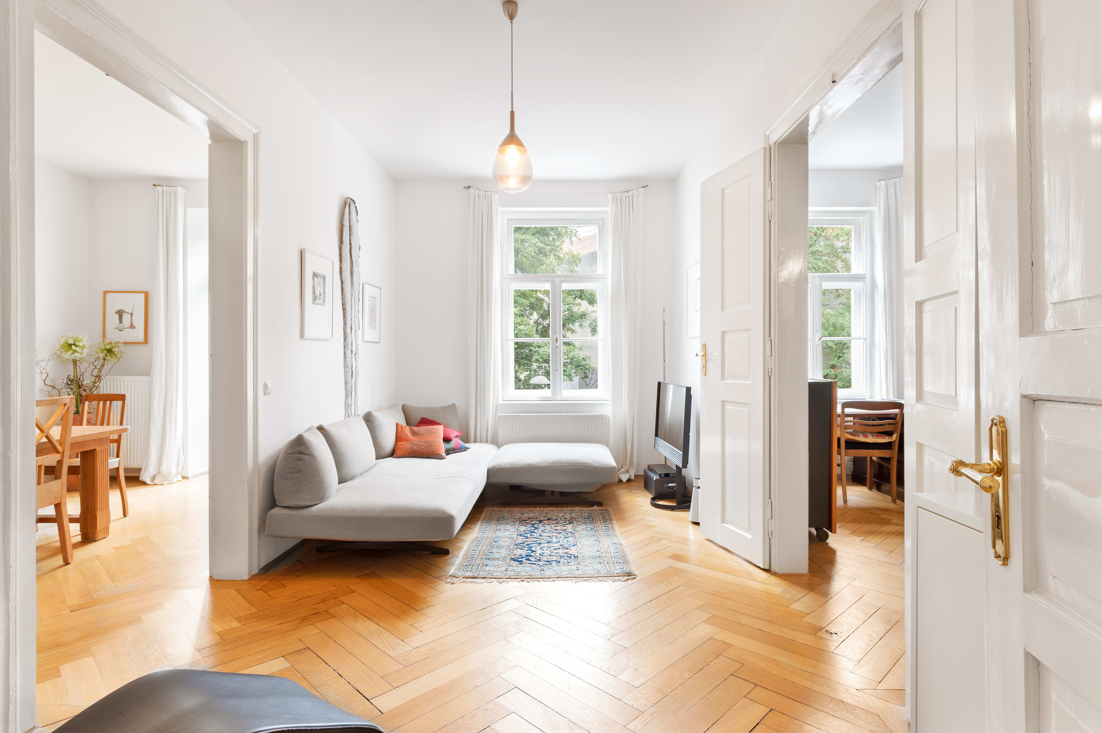 Stilvoll und charmant: Reizende Altbauwohnung mit Balkonen in urbaner ...