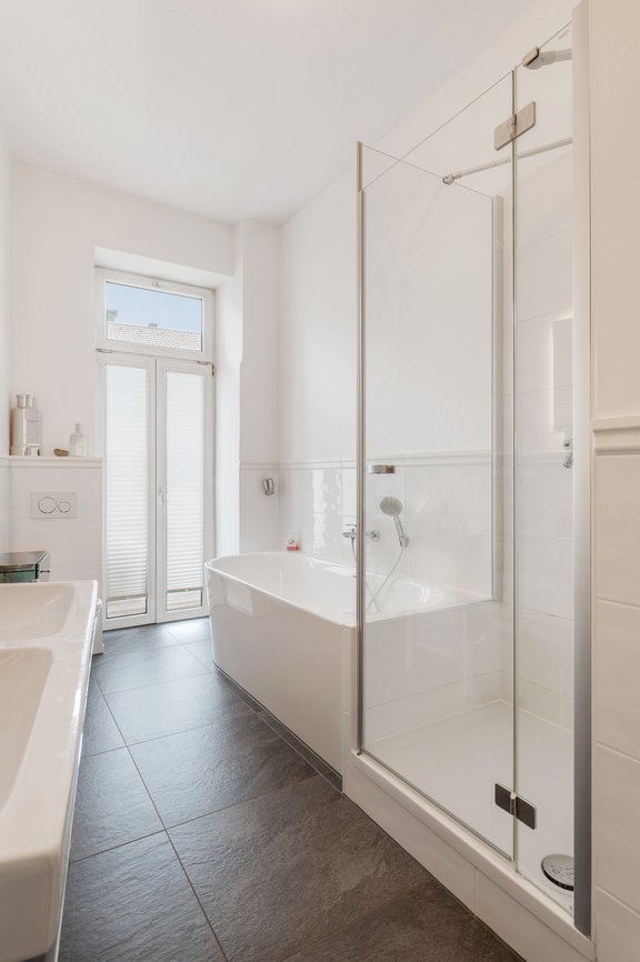 Modern daylight bathroom