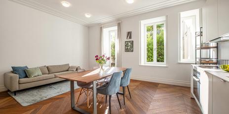 Stilvolle 2-Zimmer-Altbauwohnung mit Terrasse in den ruhigen Innenhof