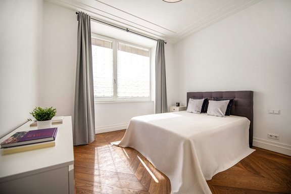 Schlafzimmer  mit viel Tageslicht