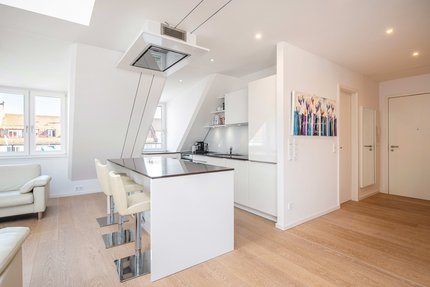 Moderne Einbauküche mit Markengeräten