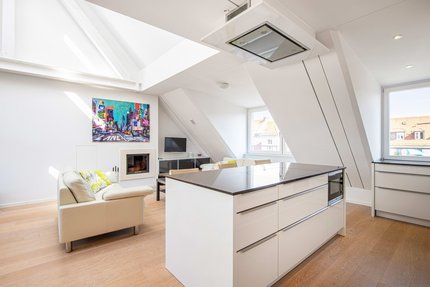 Offen gestaltete Wohnküche mit Zugang zum Westbalkon