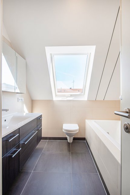 Tageslichtbad mit Wanne und Dusche