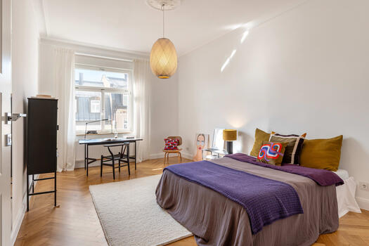 Weiteres helles Schlafzimmer