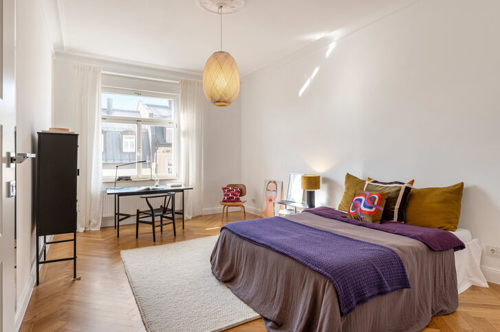 Weiteres helles Schlafzimmer