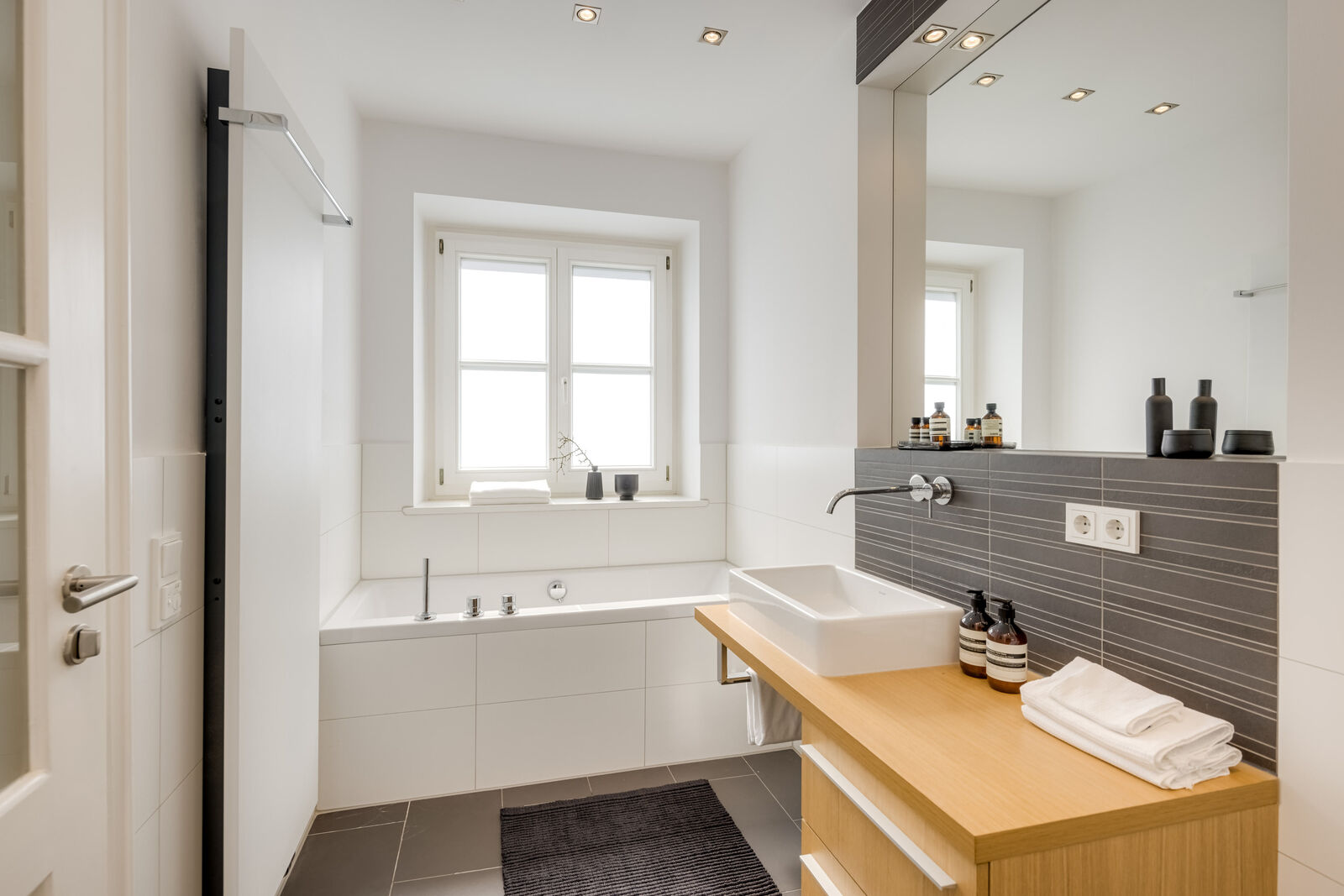 Wanne, Dusche und Handtuchwärmer vermitteln Komfort