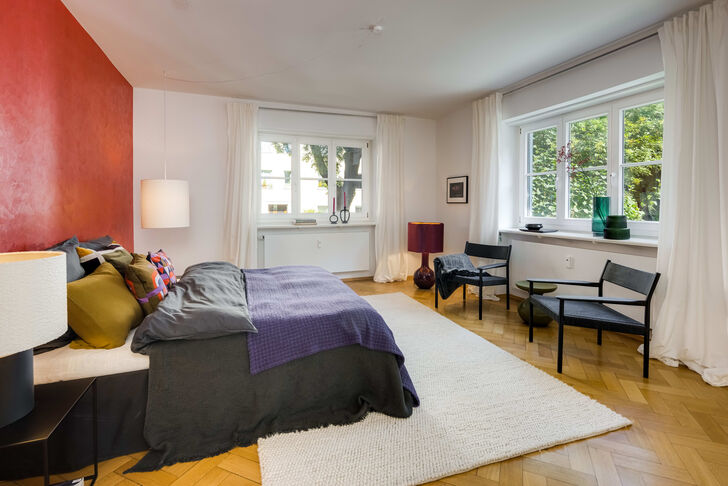 Das Schlafzimmer gewinnt Licht von zwei Seiten
