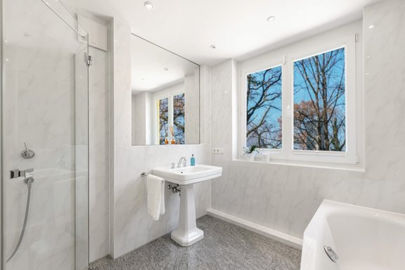 Lichtdurchflutetes Bad