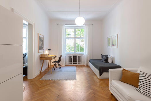 Individually usable children's room, study or guest room