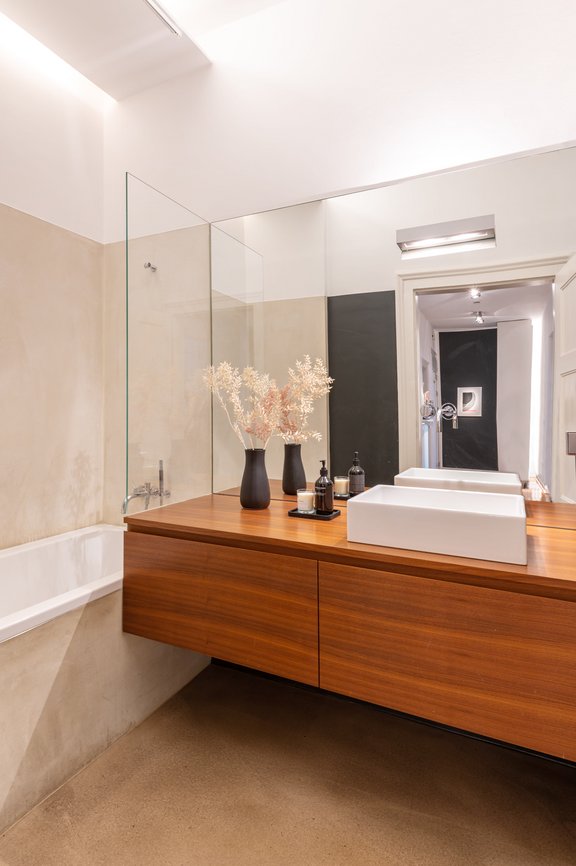 Hauptbad mit Schreinereinbauten