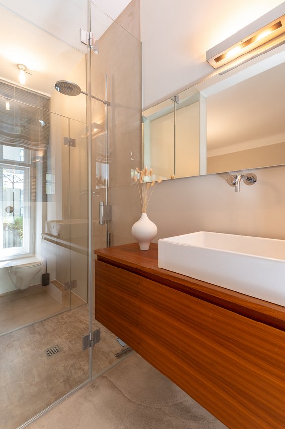 Das en suite Duschbad präsentiert sich analog zum Hauptbad