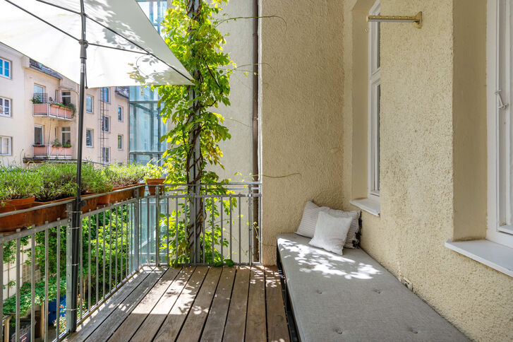 Blick vom Balkon in den ruhigen, herrlich eingewachsenen Innenhof