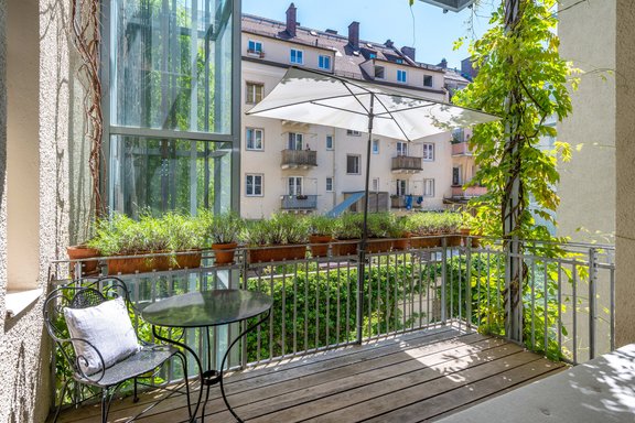 Sonniger Balkon mit Innenhofausrichtung
