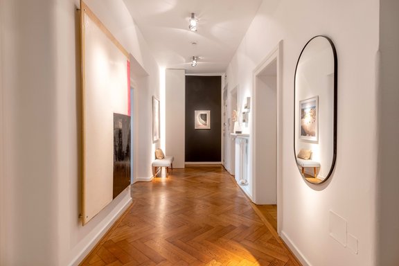 Geräumiger Flur mit Maßeinbauten