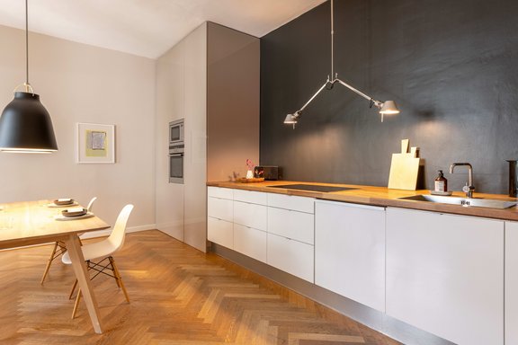 Moderne Einbauküche mit vielen Stauflächen