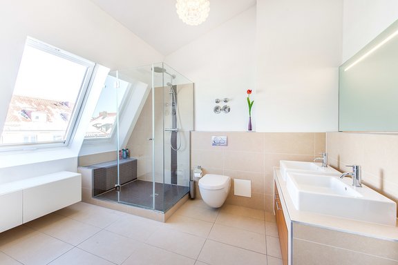 Badezimmer mit Walk-in-Dusche