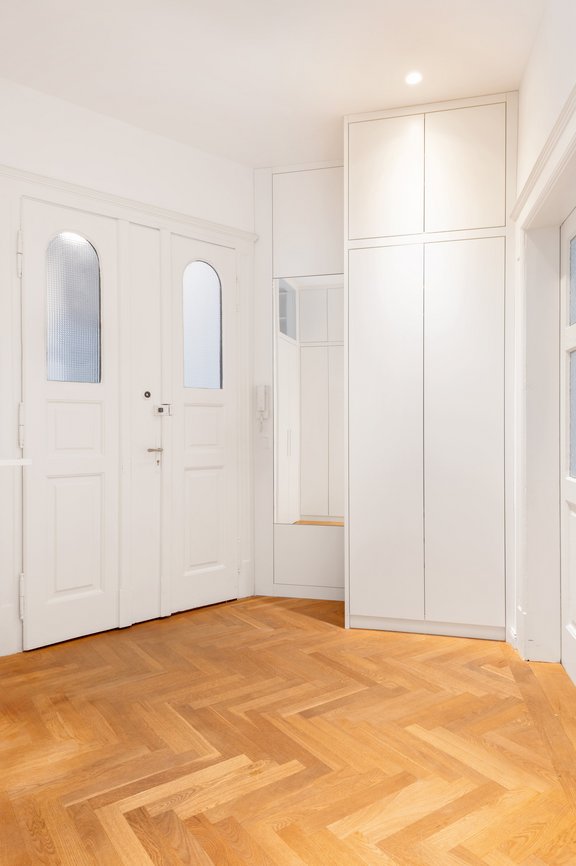 Entrance area with custom-made fixtures