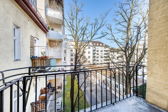 Balkon zum ruhigen Innenhof