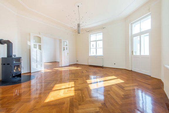 Lichtdurchflutetes Wohnzimmer