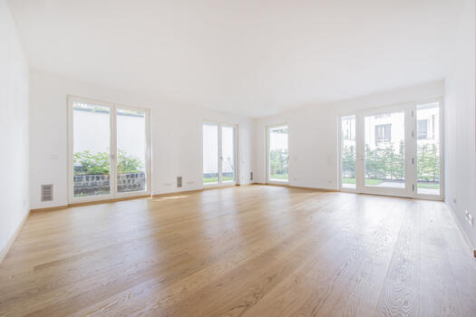 Wohnzimmer mit bodentiefen Fensterfronten