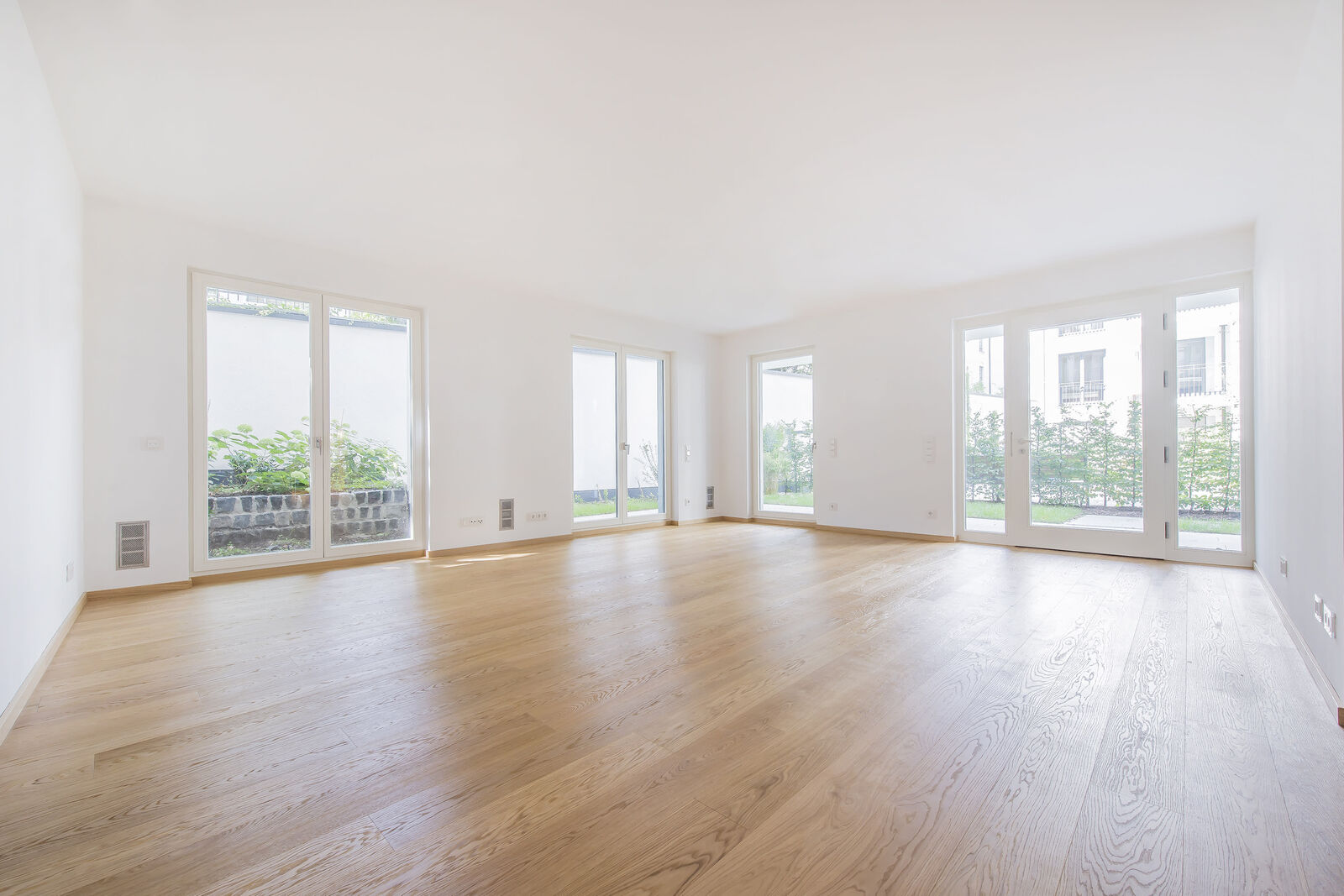 Wohnzimmer mit bodentiefen Fensterfronten