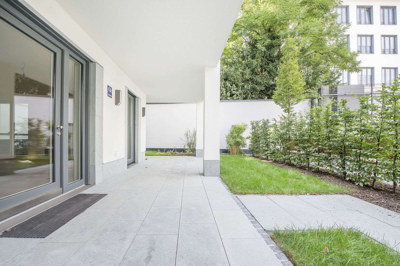 Privatgarten mit umlaufender Terrasse