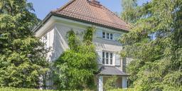 Stilvolle Altbau-Villa um 1920 mit Wintergarten, Dachstudio und sonnigem Südgarten