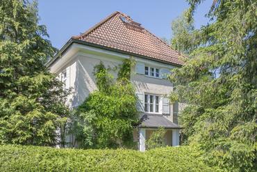 Stilvolle Altbau-Villa um 1920 mit Wintergarten, Dachstudio und sonnigem Südgarten