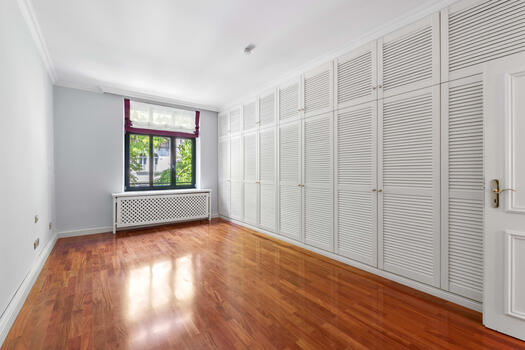 Bedroom with fixtures