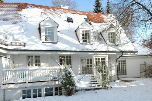 Stilvolle Architektur am Isarhochufer