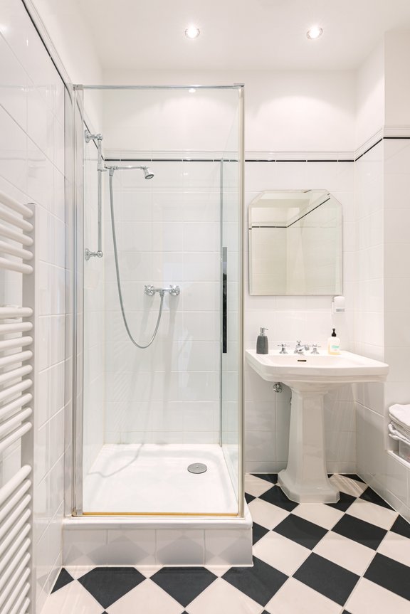 Elegant gestaltetes Duschbad