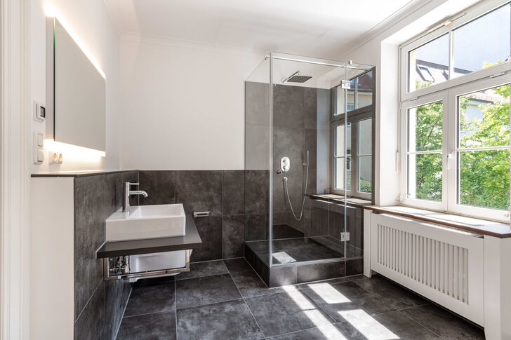 Zeitlos gestaltetes Badezimmer