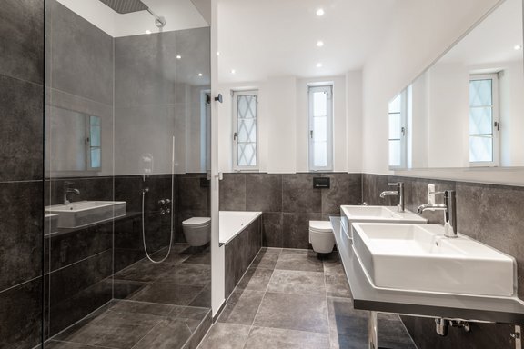 Master bathroom with daylight