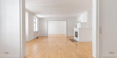 Stilvolle Eleganz im Lehel: Großzügige Altbauwohnung mit charmanter Terrasse