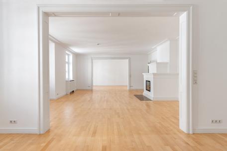 Stilvolle Eleganz im Lehel: Großzügige Altbauwohnung mit charmanter Terrasse
