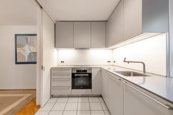 Küche mit Vorratskammer