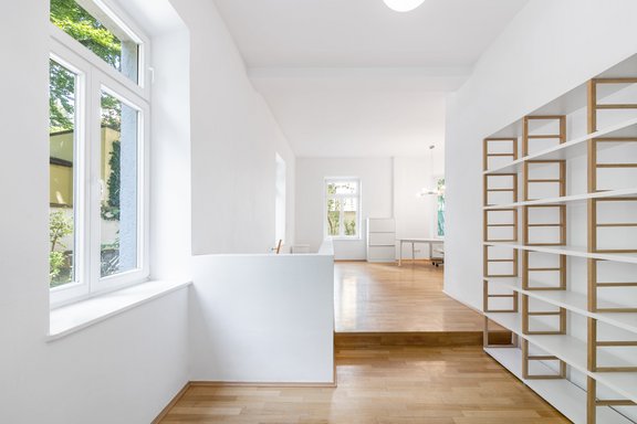 Eingang mit Stellflächen