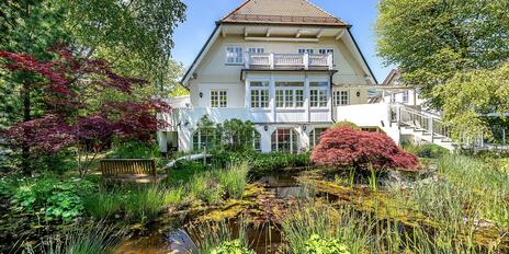 Stilvolle Maisonette-Wohnung mit Haus-im-Haus-Charakter und Traumgarten